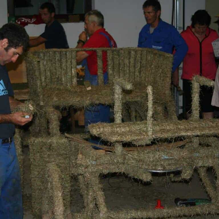 everyone is busy tinkering with the Victorian float ©TVB Abtenau