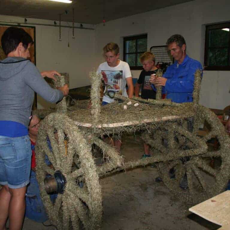 Common hay making at the hay figure of the Schnalzergruppe Abtenau
