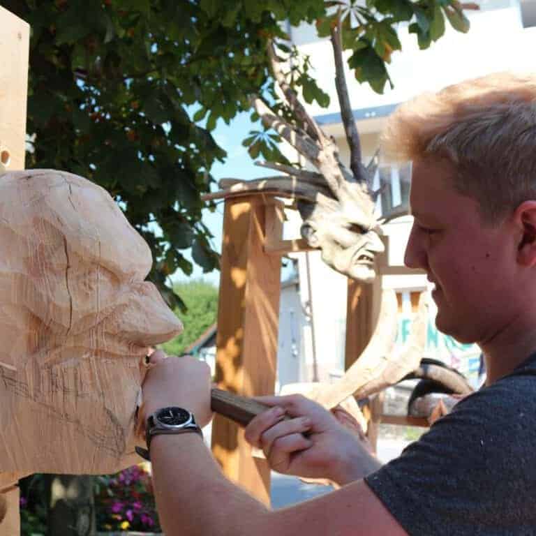 Holzmasken schnitzen mit Martin Roider