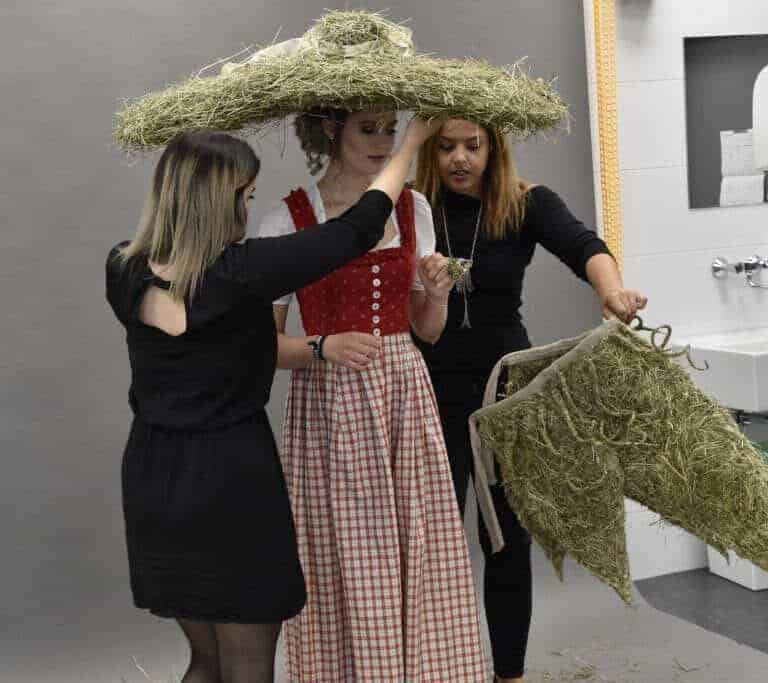 The new (hay) hat suits her well! (c)Bezirksblätter Salzburg