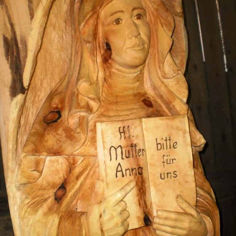 Aus Holz geschnitze Heilige Anna am Kopfberg